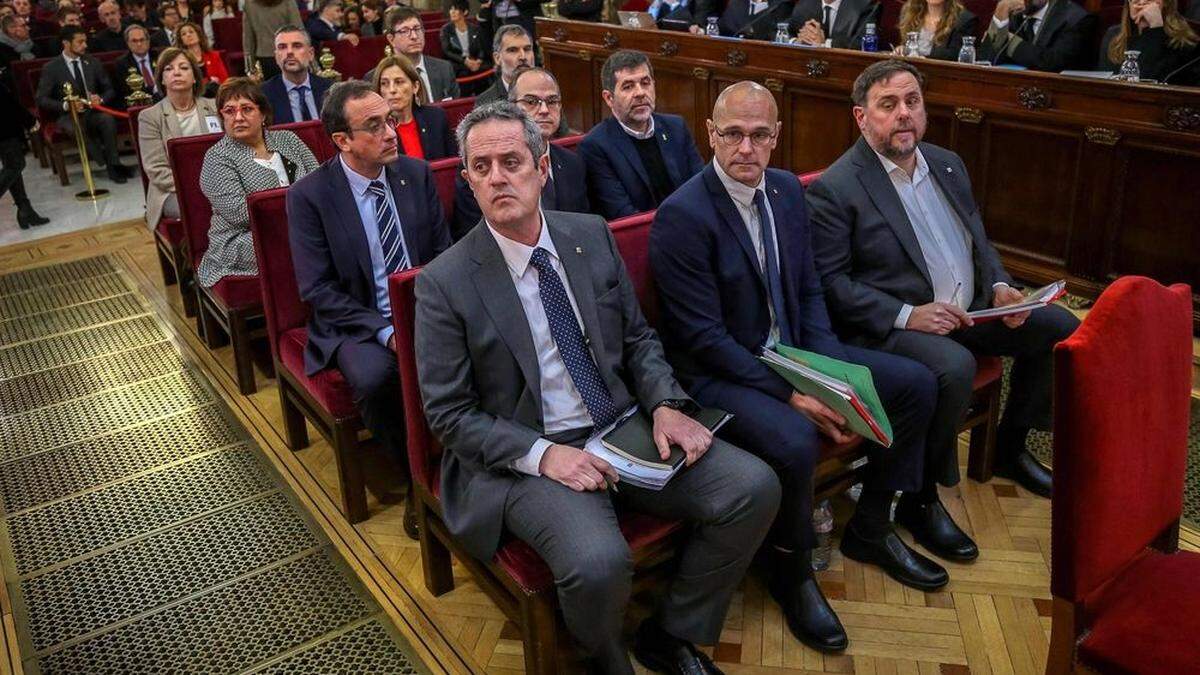 Oriol Junqueras, Raul Romeva, Joaquim Forn, Jordi Sanchez, Jordi Turull, Josep Rull, Jordi Cuixart, Carme Forcadell, Dolors Bassa, Carles Mundo, Santi Vila und Meritxel Borras (von rechts) 