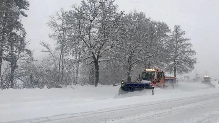 Die Region Villach versinkt im Schnee. Die Einsatzkräfte versuchen die Straßen vom Schnee zu befreien