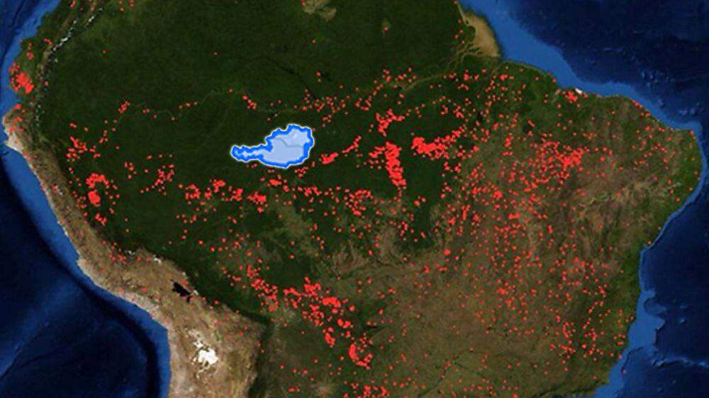 Im Nasa-Satellitenbild sind die Umrisse von Österreich als Größenvergleich eingeblendet, die roten Punkte sind Brandherde