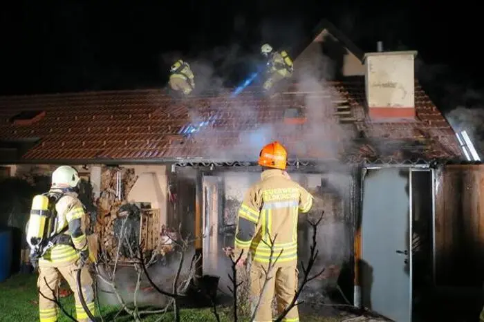 . . . Kalsdorf: Im Nebengebäude eines Wohnhauses in Feldkirchen brach Feuer aus.