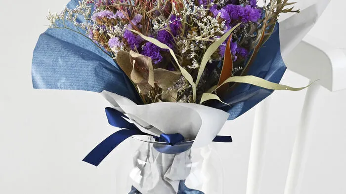 Blumensträuße sind immer ein schönes Geschenk, allerdings verwelken die empfindlichen Pflanzen meist bereits nach wenigen Tagen. Ein Strauß aus getrockneten Blumen sieht nicht nur wunderschön aus, sondern kann die beschenkte Person mehrere Monate erfreuen.