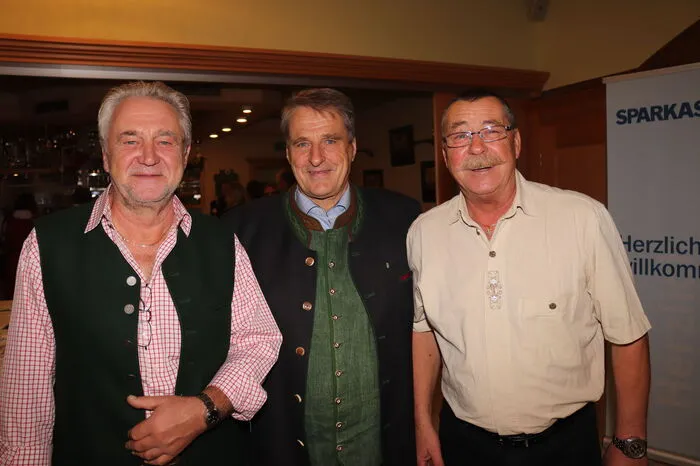 Voitsbergs Bürgermeister Ernst Meixner schlug das Bier an undschenkte Freibier an die Besucher aus.