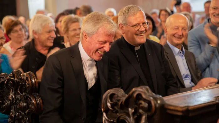 500 Menschen aus ganz Kärnten waren am Mittwoch nach Klagenfurt gekommen. Die Gläubigen zeigten sich mit Engelbert Guggenberger solidarisch. Er wurde in der Vorwoche als Diözesanadministrator abgesetzt.