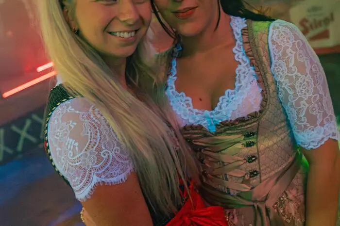 Dirndl und Lederhose wurden gern gesehen, aber auch normale Kleidung war erlaubt, um den Wiesn Wahnsinn in der Großdisco zu feiern
