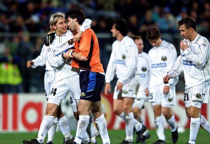 Jan-Pieter Martens (l.) stands next to the first Siegen Sturms in the Champions League in der Startelf