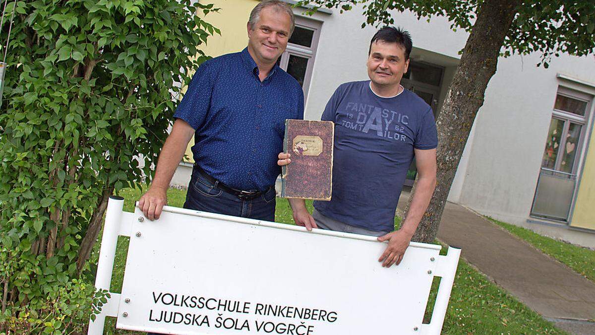 Johann Vauti und Josef Polesnig mit der alten Schulchronik