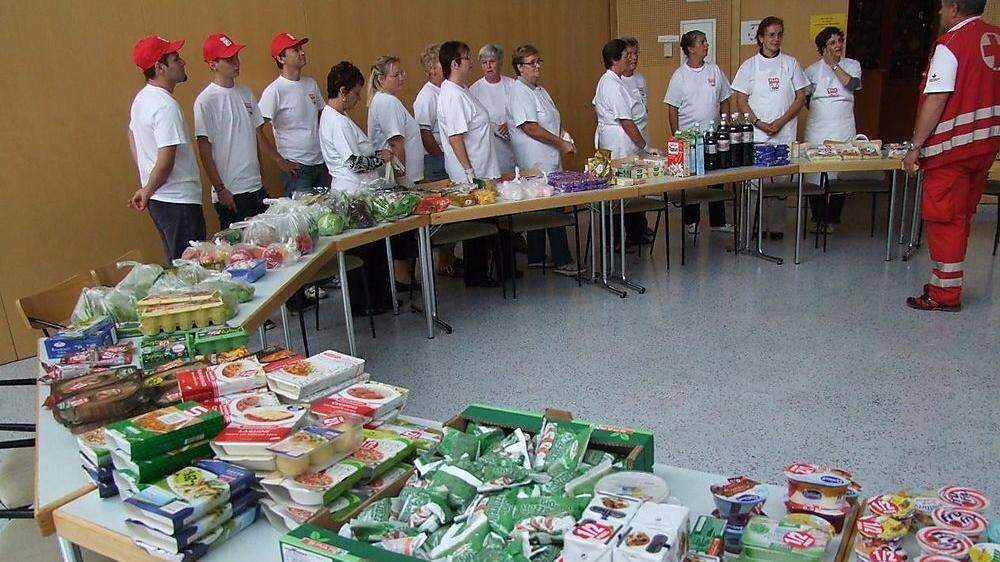 Das Team der Tafel packt in Zeiten von Corona Lebensmittel-Pakete