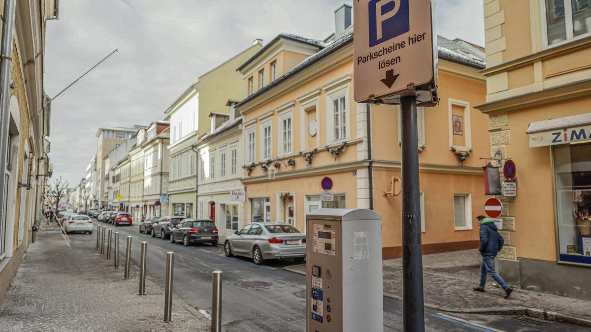 Parken ist in den Klagenfurter Kurzparkzonen, etwa in der Bahnhofstraße, seit Jänner teurer.