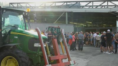 Landwirte fuhren mit Traktoren zur Diskussion vor
