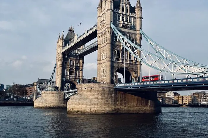 Das wohl bekannteste Wahrzeichen Londons ist auch in der Zeit um die Krönung ein wahrer Besuchermagnet. Die Brücken-Öffnung beobachtet man am besten von der Südseite der Themse. Hier herrscht weniger Trubel, als auf der Nordseite, wo sich auch der Tower of London befindet.