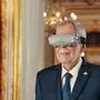 Bundespräsident Alexander Van der Bellen mit einer "Virtual Reality"-Brille