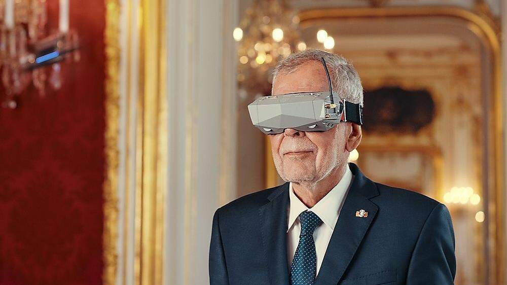 Bundespräsident Alexander Van der Bellen mit einer &quot;Virtual Reality&quot;-Brille