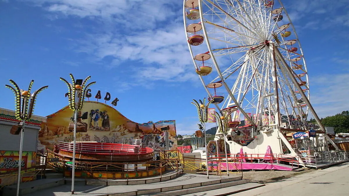 Riesenrad und Tagada sind bereits aufgebaut