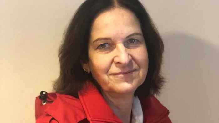 Josefine Fischer aus Halbenrain hat als Diplomierte Gesundheits- und Krankenpflegeperson im LKH Bad Radkersburg gearbeitet. Mittlerweile ist sie in Pension und setzt sich beim Roten Kreuz Radkersburg ein – und an diesem Wochenende auch bei der Teststation in Tieschen. „Ich habe die Aufgabe, die Testungen durchzuführen, nehme also Abstriche“, erzählt sie.Angst hat die 60-jährige Südoststeirerin nicht. „Ich habe als Krankenschwester viel Erfahrung – zwar nicht mit Covid-19, aber mit Viren.“ Auch eine Schulung hat sie im Vorfeld absolviert.Warum sie mithilft? „Ich bringe mich gerne sozial ein, wie beim Roten Kreuz. Außerdem spricht jeder vom normalen Leben, das wir haben wollen, dafür müssen wir auch was tun.“