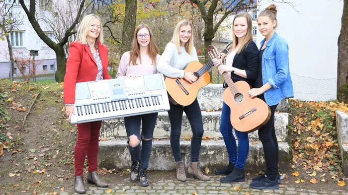 Musikprofessorin Astrid Wiener mit Schülerinnen