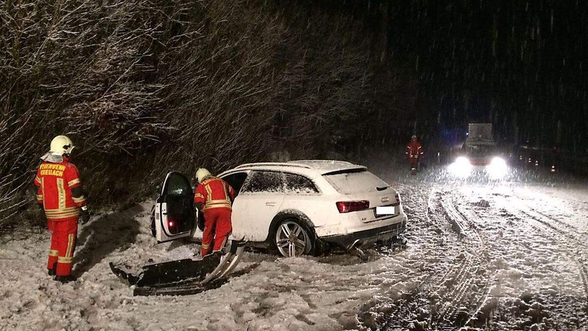 Immer wieder kamen Fahrzeuge von der Straße ab