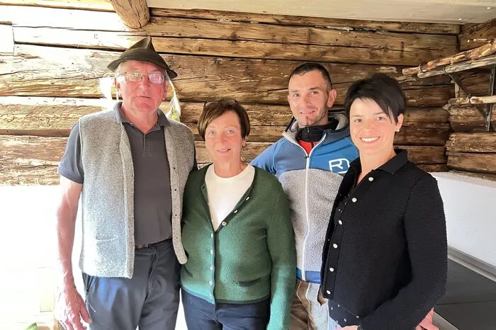 Die nächste Almhütte, die besucht wurde, gehört Florian Kainrath, der die ehemalige Haas-Hütte samt den dazugehörigen Wiesen gekauft hat und nun bewirtschaftet - unterstützt von seiner Frau Andrea und seinen Eltern Johanna und Luis.