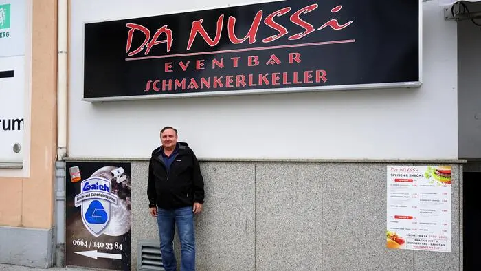 Werner Nussbacher vor der Eventbar „Da Nussi“