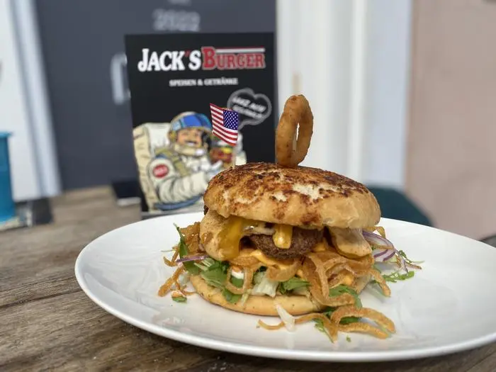 WG: Jacks Burger




Martin Johaim, MA
Redakteur Regionalredaktion Villach
martin.johaim@kleinezeitung.at
Tel.  +43 4242 27350 24
M.    +43 660 2300362
www.kleinezeitung.at

Kleine Zeitung GmbH & Co KG
9500 Villach, Freihausgasse 10
Diese Nachricht kann vertrauliche Informationen enthalten und ist nur für die namentlich bezeichneten Empfänger bestimmt.
Falls Sie nicht namentlich als Empfänger dieser Mitteilung angeführt sind, ersuchen wir Sie dringend, diese Mitteilung nicht weiterzuverbreiten oder zu kopieren!
Bitte informieren Sie uns umgehend per E-Mail, falls Sie diese Mitteilung fälschlicherweise erhalten haben und löschen Sie dieses E-Mail jedenfalls endgültig aus Ihrem System.
This message may contain confidential information and is intended only for the individual named. If you are not the named addressee you should not disseminate, distribute or copy this e-mail.
Please notify the sender immediately by e-mail if you have received this e-mail-message by mistake and delete this e-mail-message from your system.
-----Ursprüngliche Nachricht-----
Von: Martin Johaim <mjohaim@posteo.de> 
Gesendet: Freitag, 16. September 2022 10:04
An: Martin Johaim <martin.johaim@kleinezeitung.at>
Betreff: Jacks Burger