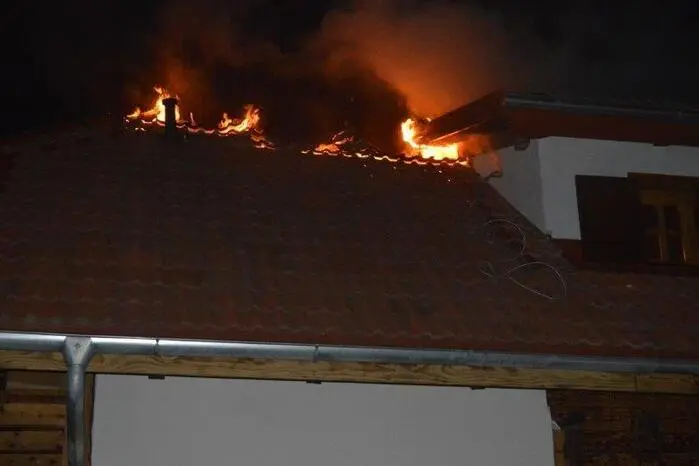 Zudem wurden abwechselnd vier Atemschutztrupps beider Feuerwehren eingesetzt.