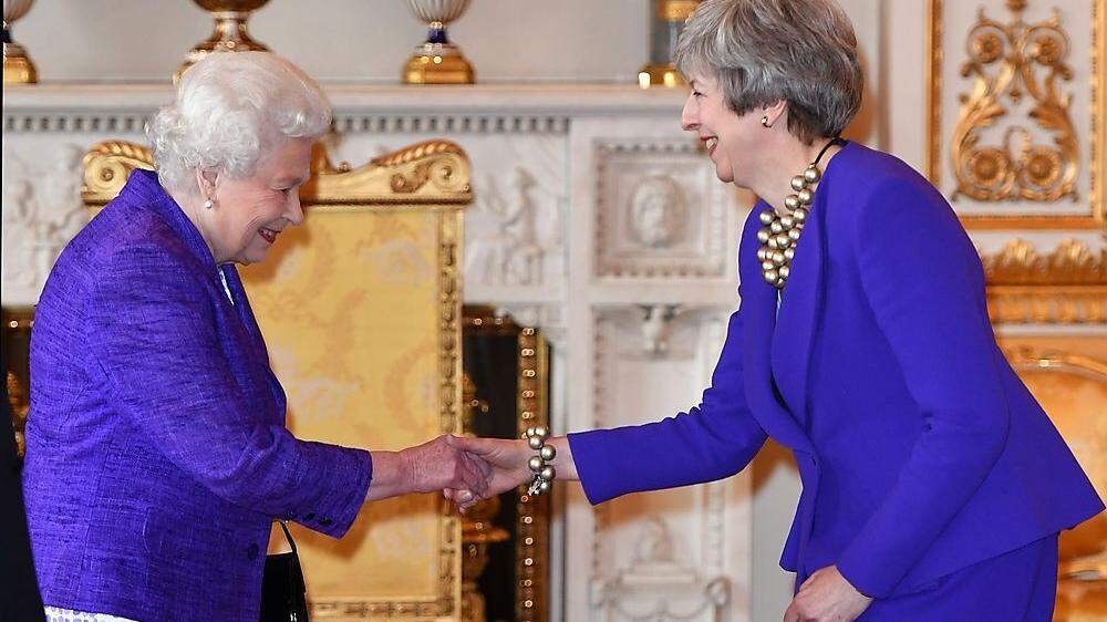 Der Farbton wirkt wie ausgemacht: Queen Elizabeth und Theresa May