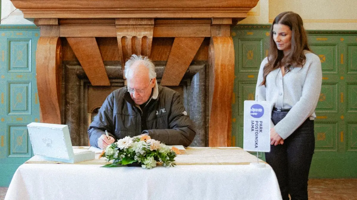 Werner Herzog schrieb bewegende Worte in das Goldene Buch. Neben ihm: Fan und Höhlen-Direktorin Kaja Batagelj