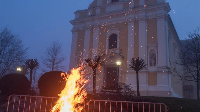 In den frühen Morgenstunden werden im ganzen Land Feuer entzündet....