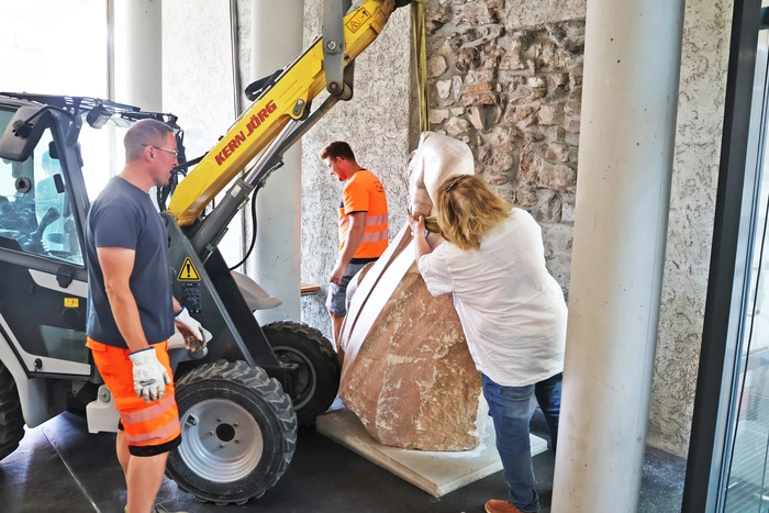 Millimeterarbeit war beim Verladen der rund eine Tonne schweren Skulptur aus dem Foyer des Bürgerbüros angesagt