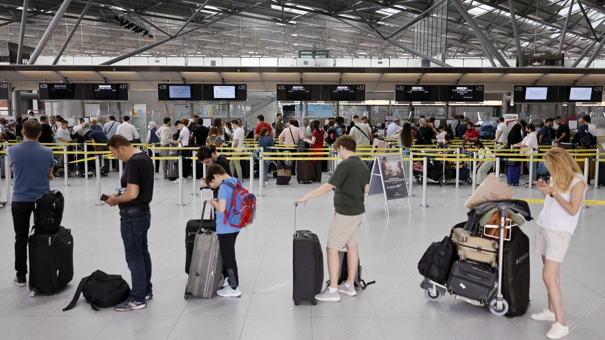  Lange Warteschlangen vor dem Check-In  