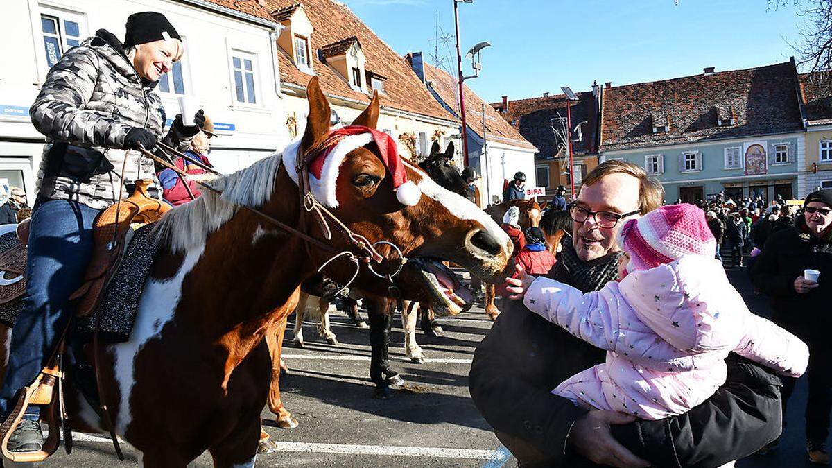 Auch Bürgermeister Erwin Eggenreich nahm mit Enkerl an der traditionellen Pferdesegnung am Weizer Hauptplatz teil