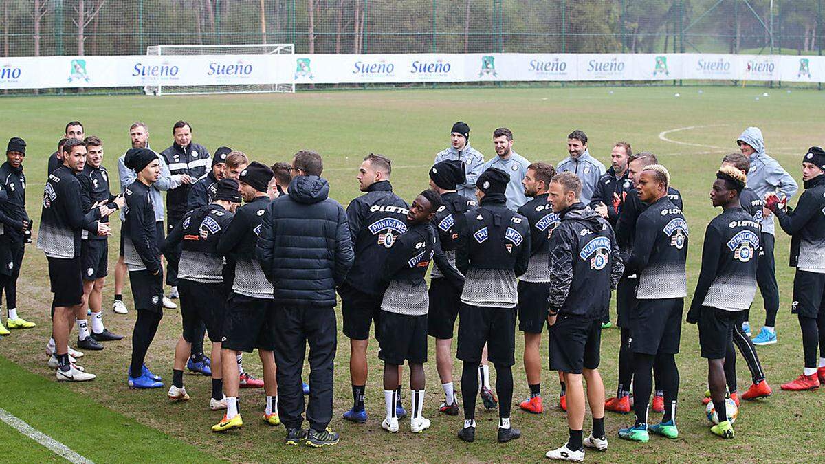 Regenschutz ist momentan in Belek notwendig. Auch für die Sturm-Kicker