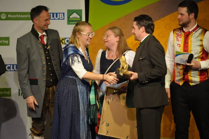 Der "Goldene Löwe" wurde der Landjugend Krappfeld übergeben.