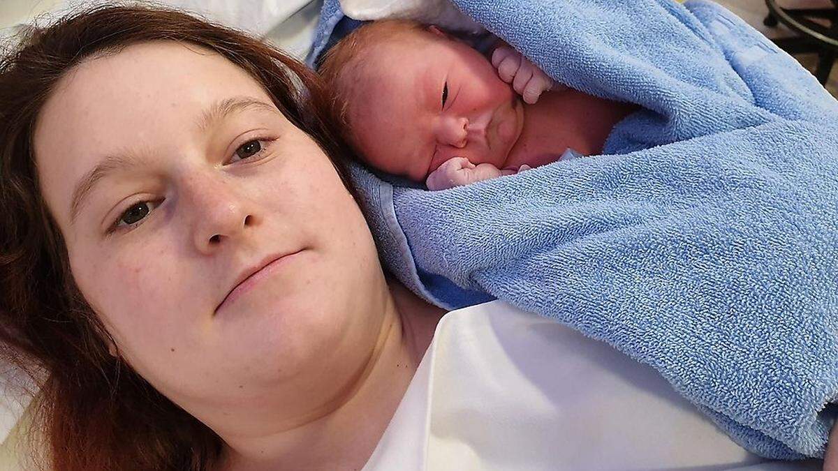 Mutter Eva-Maria Kiedl mit Neujahrsbaby Emilia im LKH in Wolfsberg