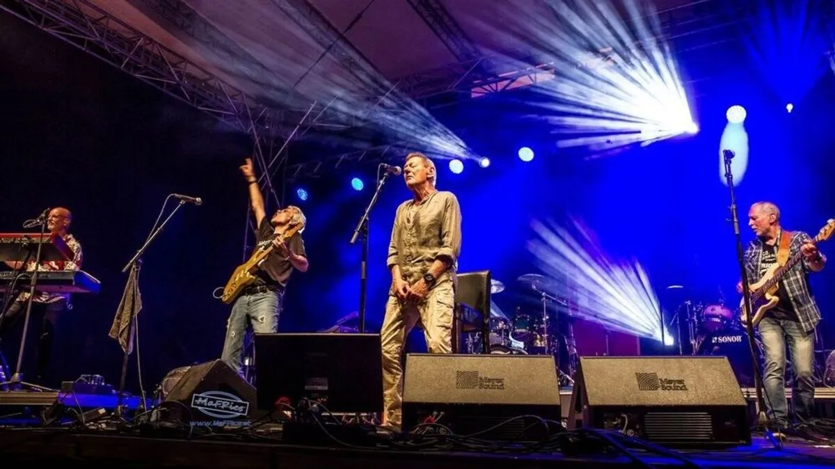 Ballhöhepunkt ist diesmal Wolfgang Ambros mit seinem Auftritt zu Mitternacht. Mit dabei die Band WIR4