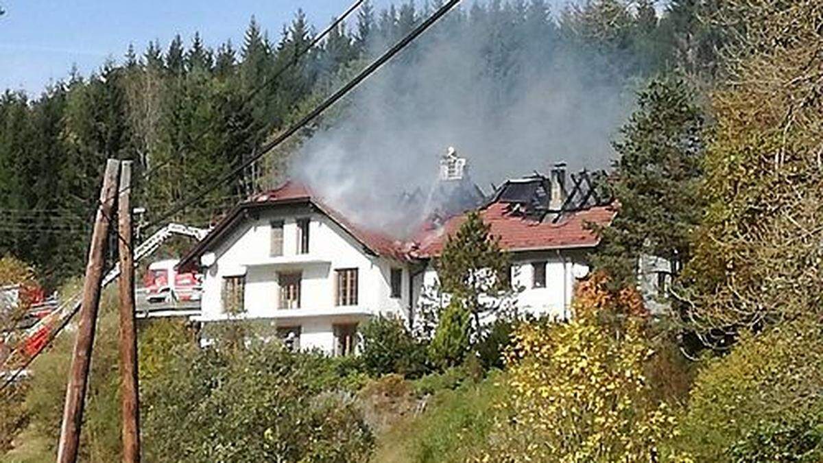 Wohnhaus in Flammen: Brandermittler suchen Ursache