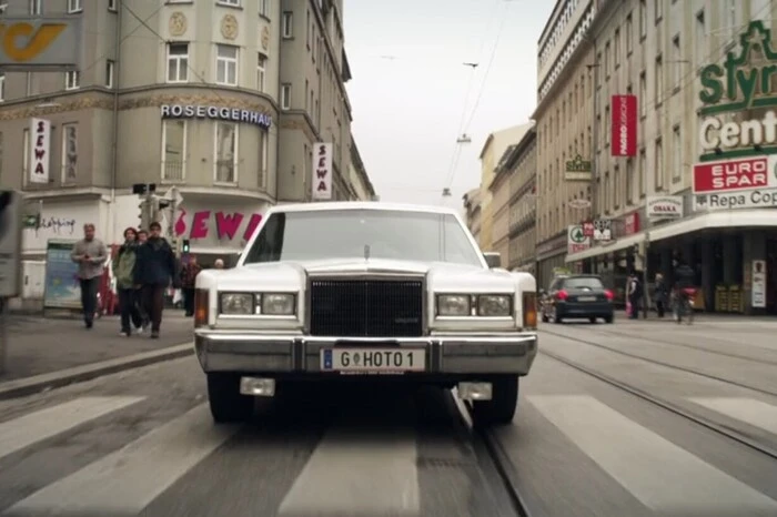 Toni Cantussi lenkte die Strechlimousine durch Graz, hier die Annenstraße ...