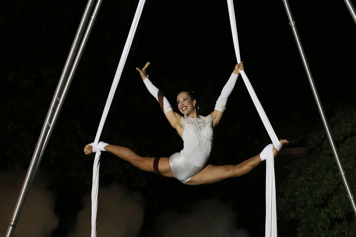 ...wie der „Aerial Big Luftartistik" mit Maria Gschwandtner.