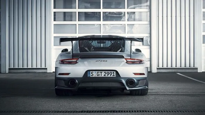 Herzstück des Porsche 911 GT2 RS ist der aufgeladene Boxermotor mit 3,8 Litern Hubraum auf dem Turbo S. Zur Leistungssteigerung von 120 (!) PS wurde nicht nur der Ladedruck gehörig erhöht. Für optimale Kühlung der Ladeluft sorgt ein Zusatzkühlsystem. Jenes besprüht die Ladeluftkühler bei sehr hohen Temperaturen mit Wasser. Ein speziell abgestimmtes Siebengang-Doppelkupplungsgetriebe (PDK) ermöglicht die Kraftübertragung ohne Zugkraftunterbrechung. Und die eigens entwickelte Auspuffanlage besteht aus besonders leichtem Titan und wiegt rund sieben Kilogramm weniger als die des 911 Turbo.