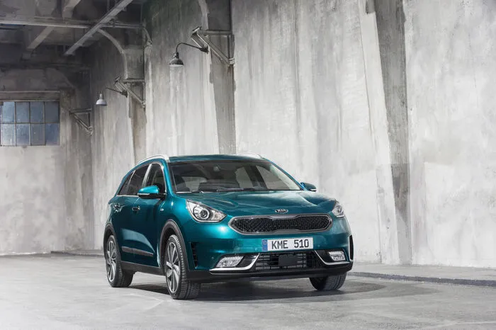 Mit 4,36 Meter Länge, 1,80 Meter Breite und 1,54 Meter Höhe ist er kompakter als der neue Kia Sportage, zugleich aber größer als das Grundmodell des Kompaktwagens Kia Cee’d.