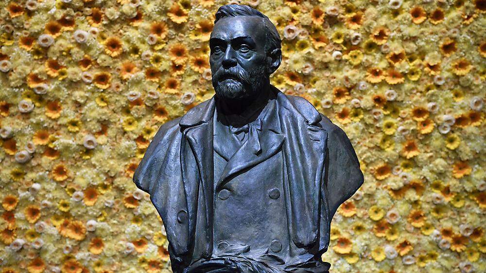 Statue von Alfred Nobel, Stifter und Namensgeber des Nobelpreises (1833-1896)