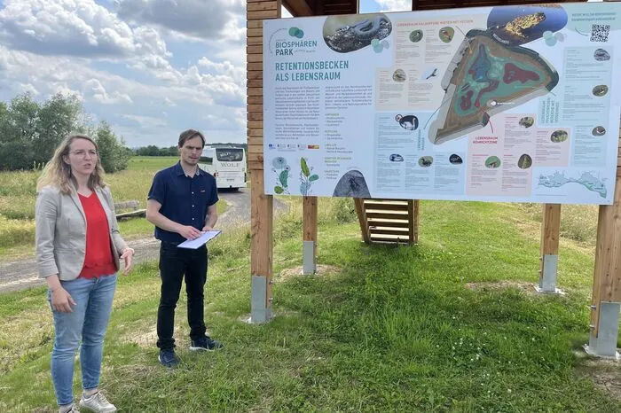 Bianca Lamprecht von der Landentwicklung Steiermark über die neuen Schautafeln zum Biosphärenpark.