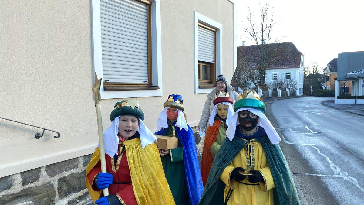 Motiviert zogen Florian, Jakob, Moritz und Thomas mit Begleiterin Johanna Unger von Haus zu Haus, um Gottes Segen in der Stadtgemeinde Fehring zu verbreiten und Spenden zu sammeln