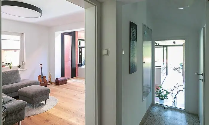 Lichtdurchflutet: Dank der Glasfront dringt das Tageslicht durch das ganze Haus. 