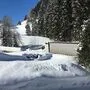 Bei tief winterlichen Fahrverhältnissen bleiben immer wieder Lkw stecken