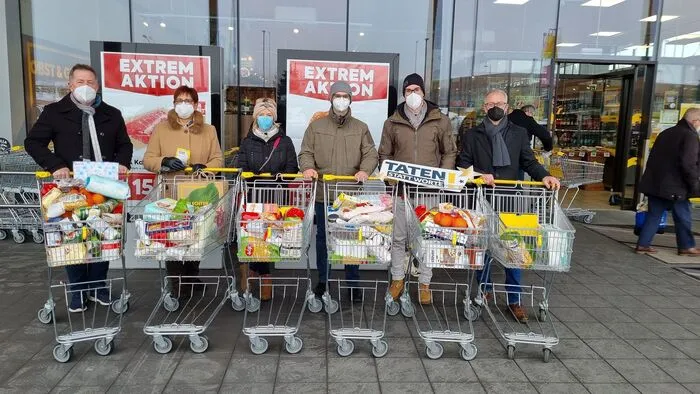 Die JVP sammelte sieben Einkaufswagen voller Spenden