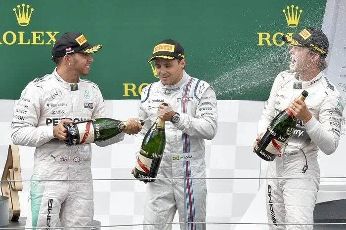 Lewis Hamilton, Nico Rosberg und Felipe Massa feierten mit Champagner-Dusche im Juni 2015