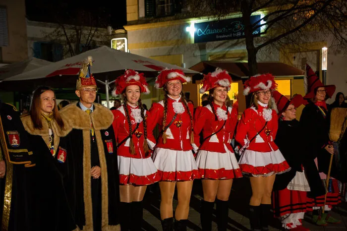 Solari wurde von den Faschingsgilden aus Weiz und Kirchbach und der Feldbacher Stadtwache sowie einigen Zuschauern kräftig unterstützt.