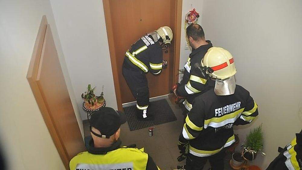 Mit einem speziellen Türöffnungsset verschafften sich die Einsatzkräfte Zutritt zur Wohnung der Verletzten