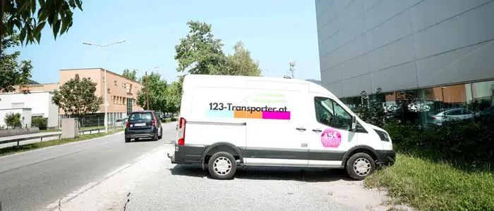 123 Transporter Flotte vor einem Gebäude | Die Firma aus Ternitz (Bezirk Neunkirchen) sorgte zuletzt für viel Kritik von Kunden. 