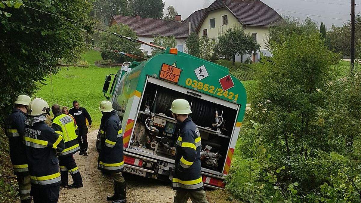 Vier Feuerwehren waren im Einsatz, um den Tankwagen mittels Greifzug zu sichern